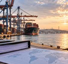 Türkiye’de OFAC yaptırımlarını simgeleyen uluslararası liman ve ticaret belgeleri